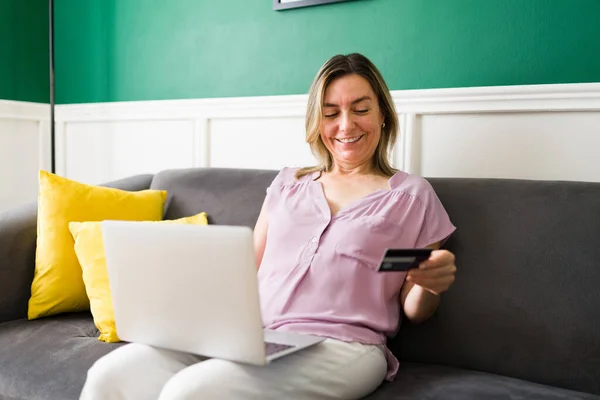 Vrolijke Oudere Vrouw Glimlachend Tijdens Het Betalen Voor Haar Online — Stockfoto