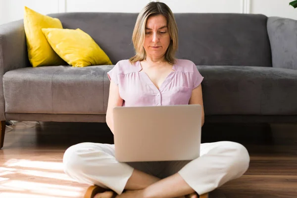 Mulher Branca Bonita Seus Anos Usando Seu Laptop Casa Navegando — Fotografia de Stock