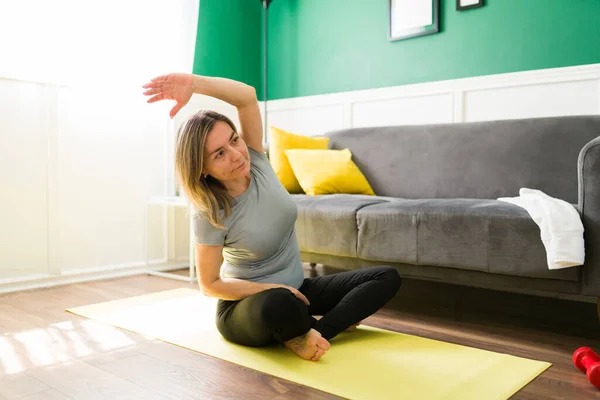 Treino Caseiro Mulher Mais Velha Feliz Exercitando Esticando Seu Corpo — Fotografia de Stock