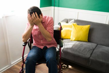 Moralim çok bozuk. Üzgün, felçli, ağlayan, üzgün bir adam. Çünkü yürüyemiyor ve hareket edemiyor. 