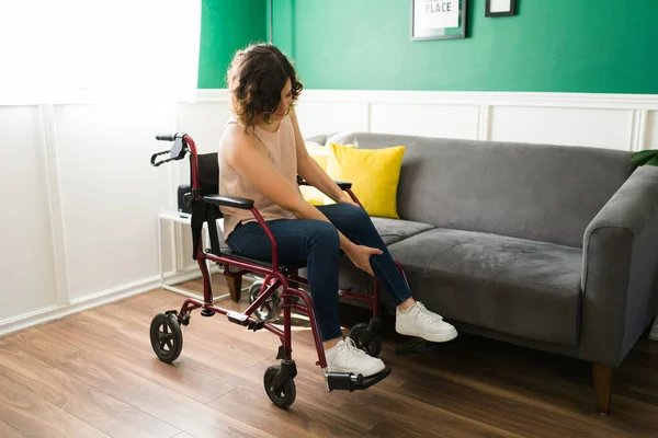 使用轮椅在家里走来走去的年轻 自主的瘫痪人士 — 图库照片