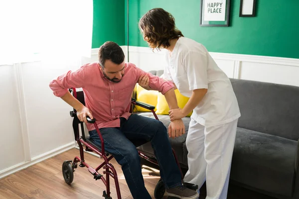 Профессиональная Медсестра Проводит Сеанс Реабилитации Инвалида Лет Инвалидном Кресле — стоковое фото