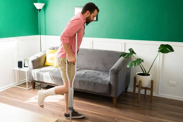 Spanischer Mann Nach Schwerem Unfall Mit Krücken Wohnzimmer Wegen Knochenbruch — Stockfoto