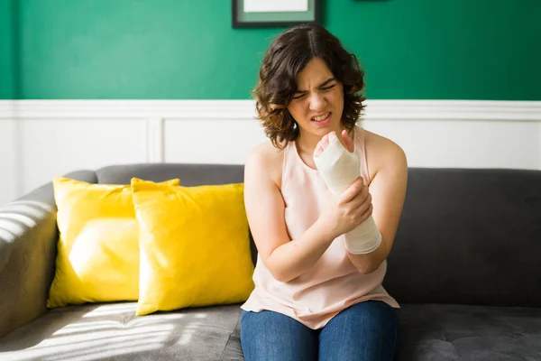 Heb Een Hoop Pijn Aantrekkelijke Blanke Vrouw Met Een Armblessure — Stockfoto