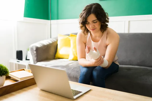 Больно Стрессовая Женщина Использует Свой Ноутбук Время Страданий Травмы Руки — стоковое фото