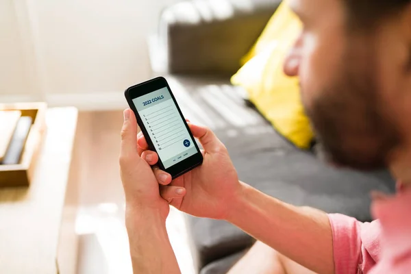 Vista Trasera Joven Haciendo Una Lista Verificación Teléfono Inteligente Escribiendo — Foto de Stock