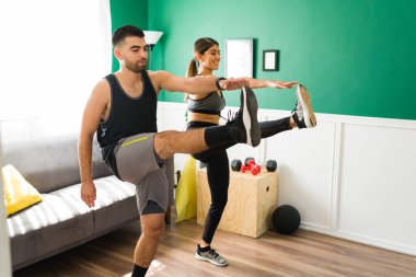 HIIT antrenmanı. İspanyol çift oturma odasında birlikte kardiyo egzersizi yapıyor.