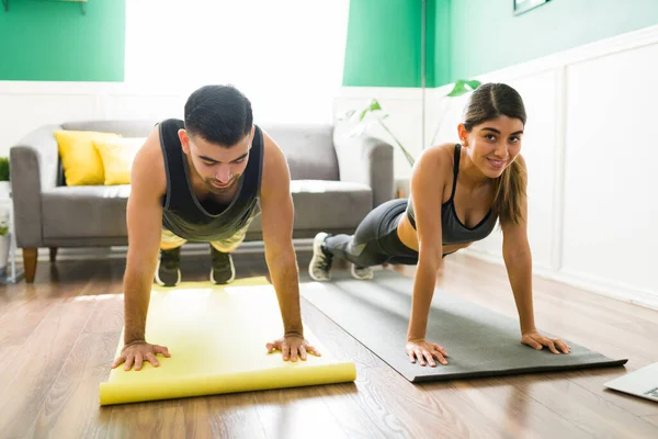 Disfrutando Trabajando Juntos Mujer Atractiva Haciendo Ejercicio Casa Con Novio — Foto de Stock