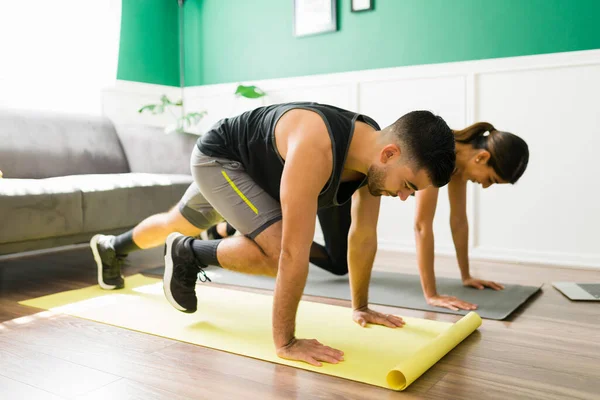 Cardio Workout Active Couple Training Home Doing Mountain Climbers Exercises — Stock Photo, Image