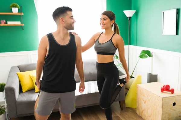 Estiramiento Importante Mujer Joven Fitness Disfrutando Entrenamiento Casa Con Pareja —  Fotos de Stock