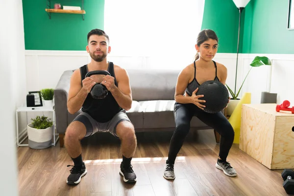 Mujer Joven Hispana Hombre Ropa Deportiva Haciendo Sentadillas Mientras Levanta —  Fotos de Stock