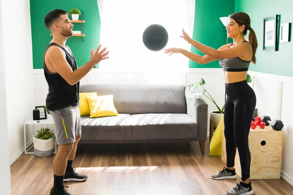 Fitness Paar Activewear Samen Trainen Tijdens Het Gooien Van Een — Stockfoto