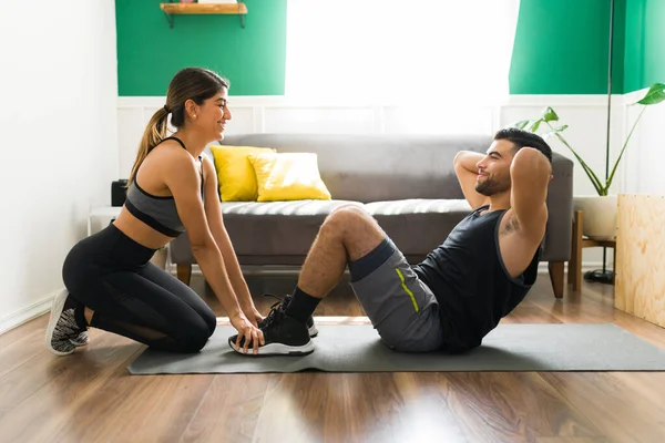 Fit Parceiros Treino Jovem Saudável Fazendo Abdominais Com Ajuda Sua — Fotografia de Stock