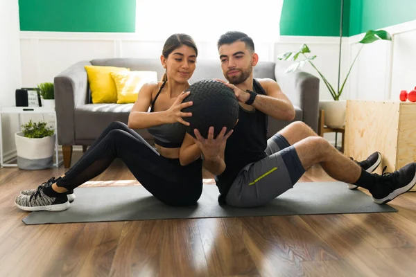 Aantrekkelijke Jonge Vrouw Latijnse Man Trainen Samen Fitness Koppel Uit — Stockfoto