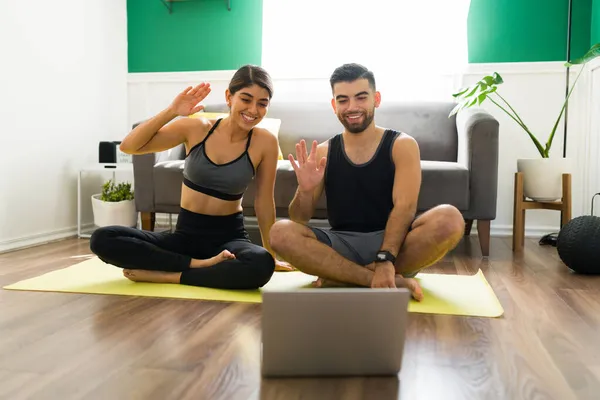 Instructores Entrenamiento Deportivo Sienten Felices Mientras Transmiten Vivo Entrenamiento Casa — Foto de Stock