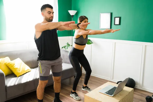 Fitness Casal Assistindo Vídeo Tutorial Laptop Enquanto Exercita Fazendo Sit — Fotografia de Stock