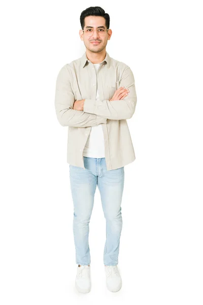 Hezký Mladý Muž Sobě Ležérní Oblečení Rukama Zkříženýma Kameru Zatímco — Stock fotografie