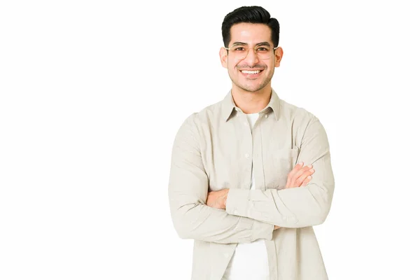 Retrato Atractivo Latino Con Gafas Sonriendo Sintiéndose Feliz Sobre Fondo —  Fotos de Stock