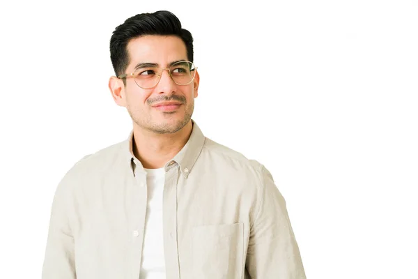 Bonito Homem Latino Com Óculos Roupas Casuais Sorrindo Contra Fundo — Fotografia de Stock