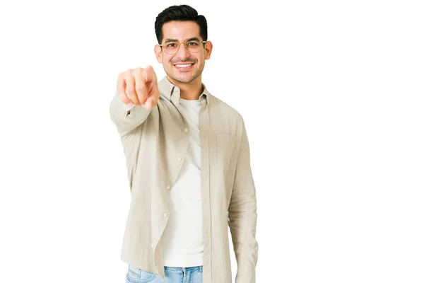 Eres Elegida Joven Feliz Señalando Delante Sonriendo Mientras Toma Una —  Fotos de Stock