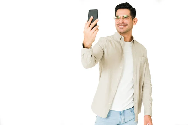 Привлекательный Молодой Человек Делает Селфи Своим Телефоном Счастливый Человек Делает — стоковое фото