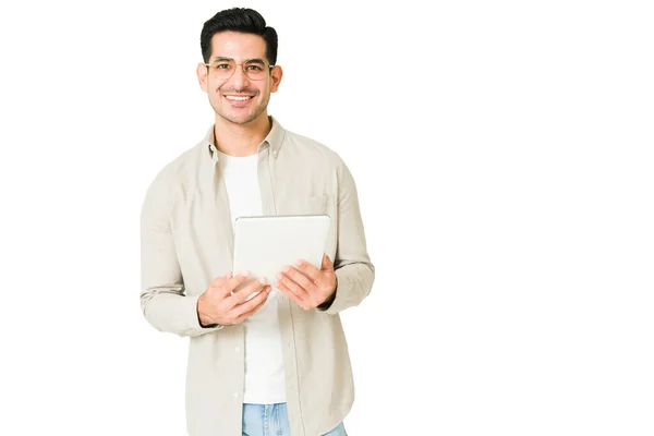 Ritratto Giovane Ispanico Con Gli Occhiali Sorridenti Mentre Tiene Una — Foto Stock