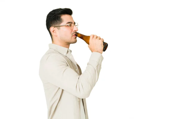 Латиноамериканец Наслаждается Пивом Веселится Расслабленный Человек Пьет Бутылку Пива — стоковое фото