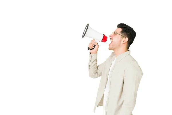 Vista Lateral Jovem Furioso Gritando Dando Anúncio Com Megafone — Fotografia de Stock