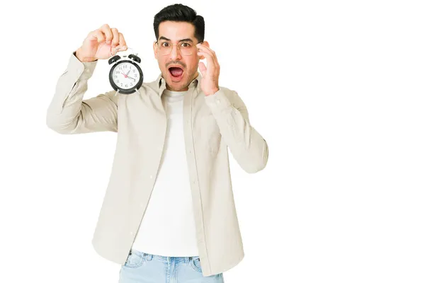 Surpreendido Jovem Está Atrasado Para Uma Consulta Olhando Para Relógio — Fotografia de Stock