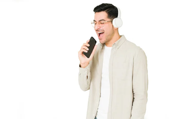 Διασκεδαστικός Νεαρός Ακούγοντας Μουσική Ασύρματα Ακουστικά Και Τραγουδώντας Αγαπημένο Του — Φωτογραφία Αρχείου