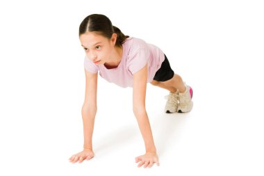 Fitness golleri. Sportif küçük kız antrenman sırasında şınav çekiyor. 