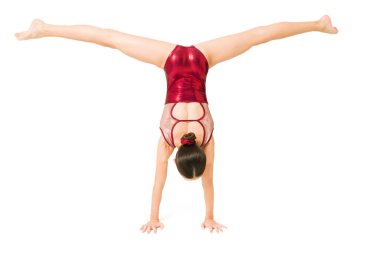 Kırmızı taytlı güçlü bir jimnastikçinin arka görüntüsü. Sportif kız amuda kalkıp jimnastik yapıyor.