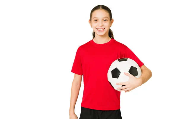 我喜欢足球 活泼的小女孩拿着足球 高兴地踢足球 — 图库照片