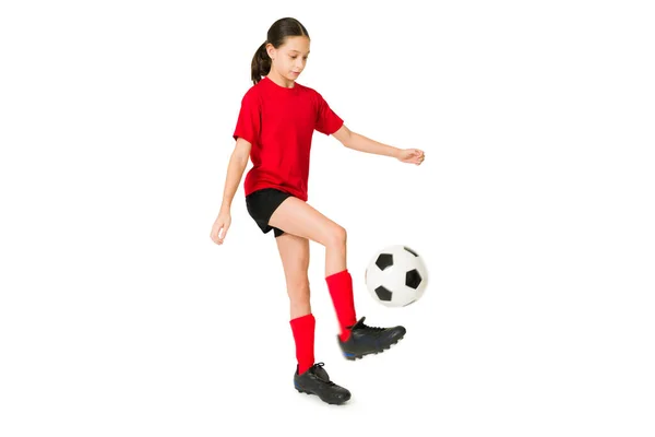 全身上下都是一个活泼的小女孩控制着球 熟练的少年踢足球 — 图库照片