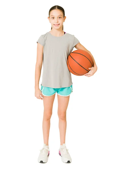Повна Довжина Спортивної Дівчинки Тримає Баскетбольний Дивиться Камеру Вмістити Дев — стокове фото