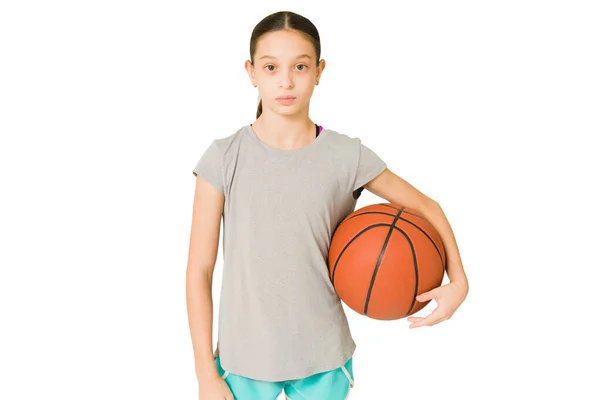 Athletic Caucasian Girl Ready Her Basketball Lesson Determined Preteen Girl — Stock Photo, Image