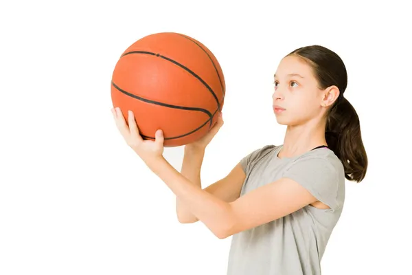 Střílím Soustředěná Mladá Dívka Hraje Basketbal Střílí Míč Obruče — Stock fotografie