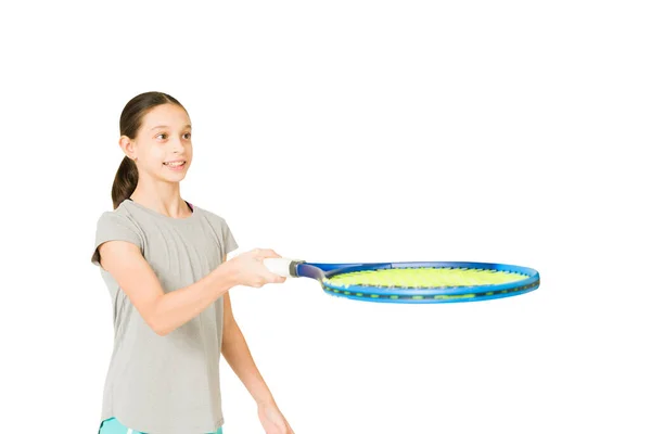 Emocionada Niña Jugando Con Una Pelota Tenis Entrenamiento Preadolescente Calificado —  Fotos de Stock