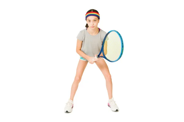 等着服务 参加网球比赛时穿着运动服的未成年少女 — 图库照片