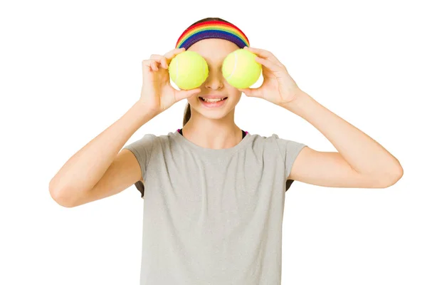 遊び心のある女の子でアクティブウェア遊びとともに二つのテニスボールとそれらを置く彼女の目 — ストック写真