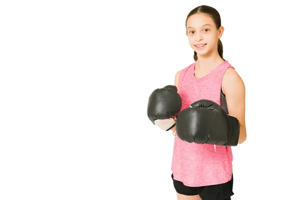Feliz Adolescente Caucasiano Com Luvas Boxe Preto Pronto Para Fazer — Fotografia de Stock