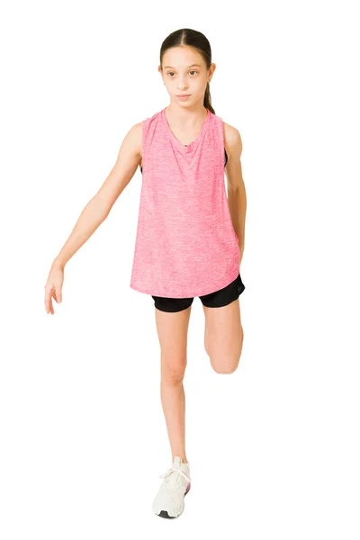 身强体壮的年轻姑娘穿着伸展身体的运动服 然后才开始运动 — 图库照片