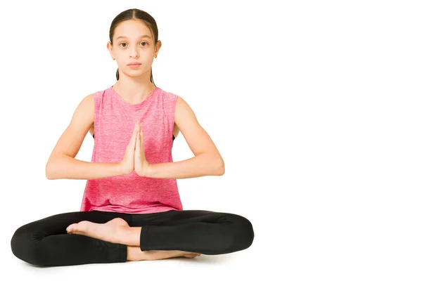 Avslappnad Kaukasiska Unga Flicka Bön Position Och Gör Andningsövningar Meditation — Stockfoto