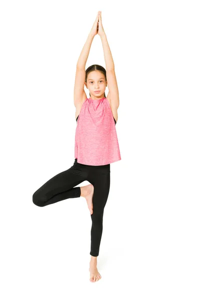 Aku Suka Yoga Gadis Muda Aktif Melakukan Yoga Pohon Pose — Stok Foto