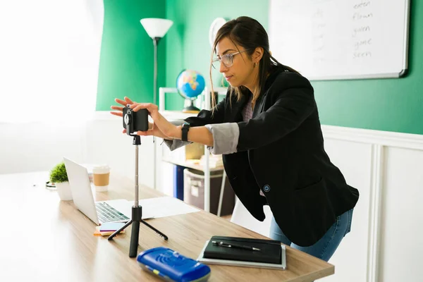 Mulher Inteligente Preparando Para Começar Uma Aula Line Casa Professora — Fotografia de Stock