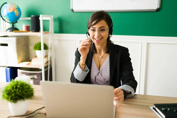 Glücklicher Intelligenter Lehrer Der Ein Mikrofon Und Einen Laptop Benutzt — Stockfoto