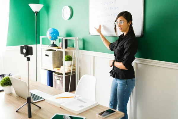 Tiene Alguna Pregunta Mujer Latina Dando Una Clase Línea Explicando —  Fotos de Stock