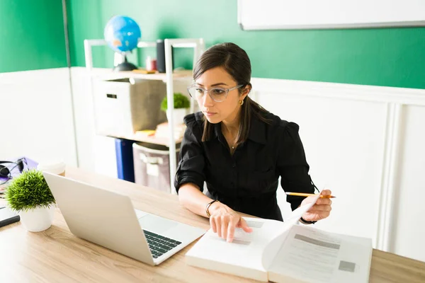 Lateinlehrerin Liest Ein Buch Und Sucht Online Auf Dem Laptop — Stockfoto