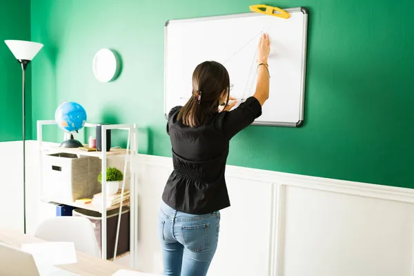 Vista Trasera Joven Profesor Escribiendo Una Pizarra Enseñando Una Clase — Foto de Stock