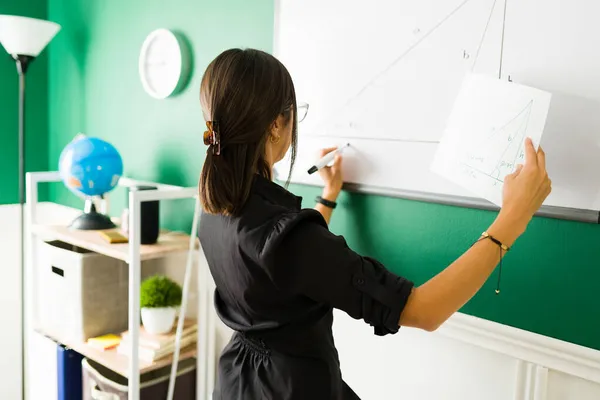Hispanic Teacher Seen Writing Math Exercise Blackboard Giving Online Class — Stock Photo, Image